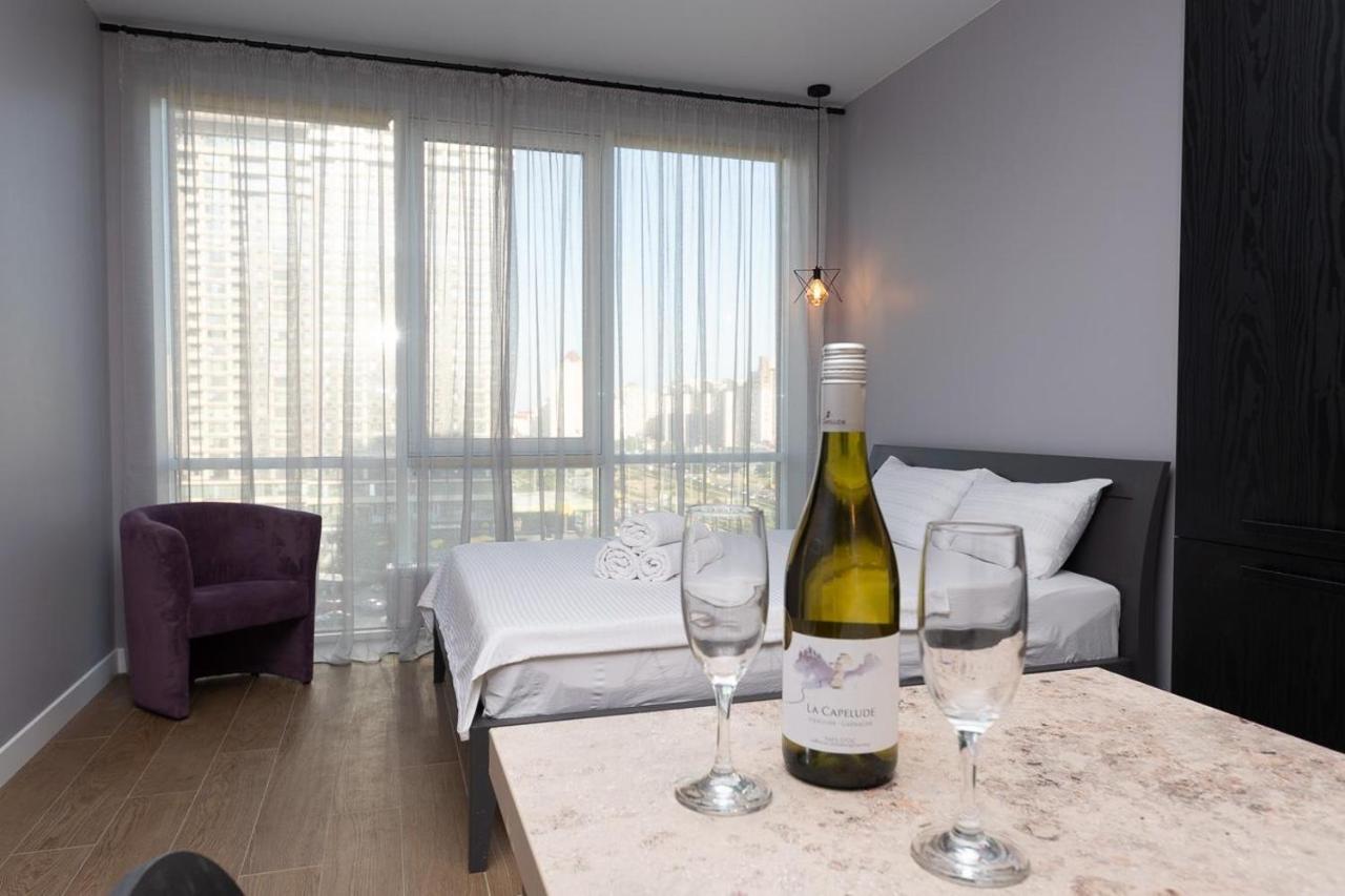 Stylish Panoramic Apartments. Smartplaza. Metro Minskaya Kiev Exterior foto